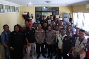 Kabid Humas Polda Sumsel Kombes Pol Drs Supriadi MM Didampingi Kasubbid Penmas AKBP Yenni Diarty SIK Mengajak Wartawan