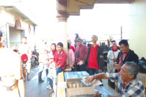 Penyerahan bansos oleh Komunitas cinta palembang (KCP)