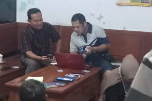 Lurah bersama staf Kelurahan Singonegaran Banyuwangi, melakukan Jemput Bola Program Aktivitasi “IKD