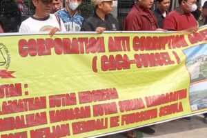 Massa Corporation Anti Corruption Agenci ( CACA ) Sumatera Selatan melakukan aksi unjuk rasa terkait Kembalikan kawasan Hutan Swaka Margasatwa Dangku Menjadi Kembali Ke Fungsinya Semula