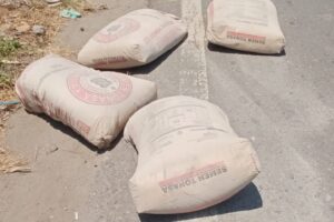 Mobil Teronton Yang Bermuatan Semen TONASA Milik Baba Piter Jatuh Dan Hampir Kena Pengguna Jalan kaki.