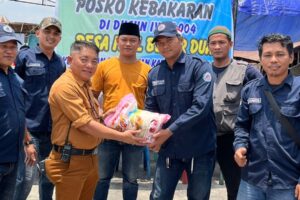 Ormas (Per-maskot ) Membagikan bantuan sembako kepada korban yang terkena dampak kebakaran di dusun IV RT 04 Desa Ibul Besar Dua Kec. Pemulutan Kab. Ogan Ilir Palembang,