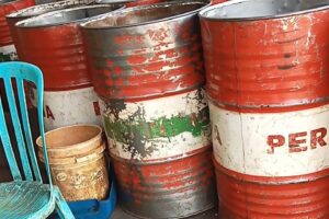 Diduga Gudang BBM Ilegal Milik Oknum TNI Yonkav Di Jalan Sultan Mahmud Badaruddin Dua, Kelurahan Tanjung Raja Timur Kecamatan Tanjung Raja Masih Beraktivitas September 22/20/233.