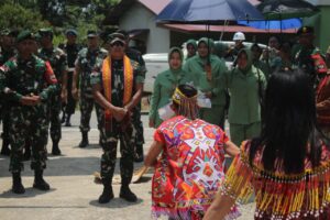Pangdam XII/ TPR Kunjungi Satgas Pamtas RI – Malaysia Yonarmed 10/ Bradjamusti
