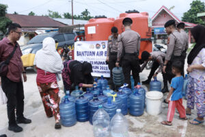 Kemarau Panjang, Warga Terima Bantuan Air Bersih dari Polres Inhil