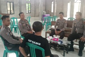 Sat Binmas Polres Landak Menyerahkan Alkitab Kepada Ketua Gereja Bethel Tabernakel Pdt. Pangsono, S.Pd.K