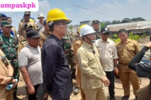 Kapolres Muba AKBP Imam Safii, S.I.K., M.Si diwakili Kasat Polairud Polres Muba AKP Imam Sokibi, SH bersama Bhabinkamtibmas Polsek Lalan Brigadir Herry Komara dan Camat Lalan Jamian, S.Pd., M.Si giat pendampingan dalam kunjungan kerja Pj Bupati Muba H. Apriyadi di Desa Bandar Agung P.16 Kecamatan Lalan Kabupaten Muba.