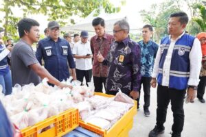 Jefridin Cek Operasi Pasar di Patamlestari, Telur & Gas Melon Laris Manis Diserbu Ibu-ibu