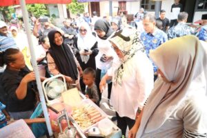 Warga Pulau Buluh Senang, Marlin Berkunjung Sambil Bagikan Beras CPP