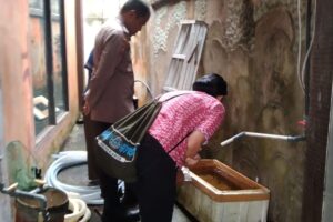 Cegah DBD, Bhabinkamtibmas Bripka Subhan Bagikan Ikan Cupang untuk Basmi Jentik Nyamuk