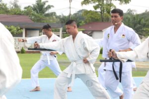 Personel Polres Sekadau Tingkatkan Kemampuan Bela DiriPersonel Polres Sekadau Tingkatkan Kemampuan Bela Diri untuk Menghadapi Pemilu 2024 untuk Menghadapi Pemilu 2024