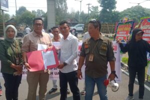 Tim pemerhati masyarakat ( LSM TPMHK ) mendatangi kejaksaan tinggi Sumatra selatan mengusut tuntas tindak pidana korupsi.