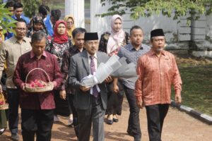 Memperingati Hari Pahlawan, Mahasiswa INSTBUNAS Berziarah Ke TMP Sawala