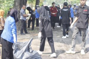 Merasa Tersentuh Sampah Menumpuk, Mahasiswa INSTBUNAS Gotong Royong Membersihkan Sampah Di Sekitar TMP Sawala
