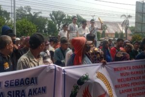 Lembaga SIRA Demo Dengan Ratusan Masa Di  Kantor Perkebunan provinsi Sumsel