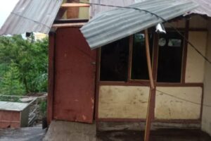 Akibat angin puting beliung dan hujan lebat terjang beberapa rumah warga.
