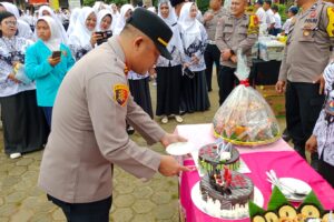 HGN ke-78, Kapolsek Lirik Sambangi SMPN 1 Lirik dan Ponpes Nur Alif