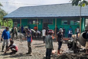 Mantapkan Kemanunggalan TNI-Rakyat, Babinsa Koramil 1002-01/Bas Gotong Royong Bersama Masyarakat Batu Tangga