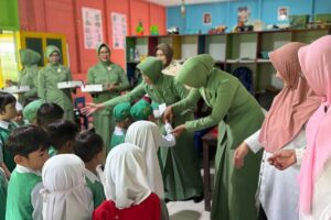 Ketua Persit KCK Cab.XXV Berikan Ucapan Selamat Hari Guru Nasional