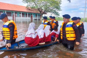Jalankan Instruksi Kapolda, Personel Batalyon B Brimob Gerak Cepat Bantu Korban Banjir