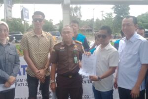 Puluhan Massa Pemerhati Situasi Terkini ( PST ) Unjuk Rasa Mendatangi Kejati Sumsel