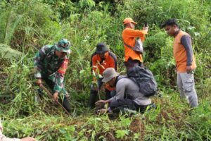 Pedui Lingkungan Kodim 1002/HST  Karya Bakti Tanam 200 Pohon