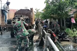 Antisipasi Banjir Skala Besar, Kodim 0314/Inhil Turunkan Ratusan Prajuritnya Bersihkan Pasar dan Drainase