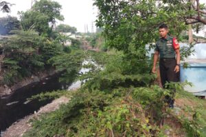 Babinsa Tinjau Debit Air di Kali Cijambe