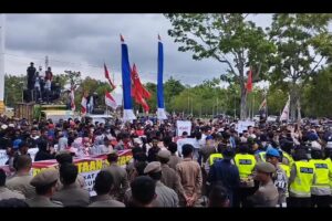 LSM SIRA DAN Ribuan Masa Membanjiri halaman pemkab demi PJ Bupati Banyuasin Sumsel