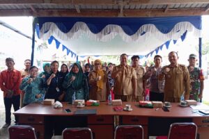 Ibu-Ibu di Rawa Mambok Kumpul, Kominfo Sintang Berikan Tips Mengelola Medsos Untuk Bisnis