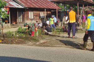 Giat Koramil 1002-06/Barabai lakukan tanam pohon, serta bersih – bersih selokan  pasar