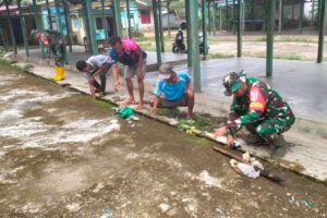 Giat Manunggal Dengan Rakyat, Koramil 1002-08/Labuan  Bersihkan Selokan, Pasar Hingga Tanam Pohon