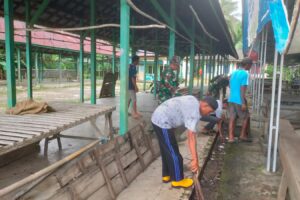Gotroy Manunggal Dengan Rakyat, Koramil 1002-08/Labuan Amas Utara Bersihkan Selokan, Pasar Hingga Tanam Pohon