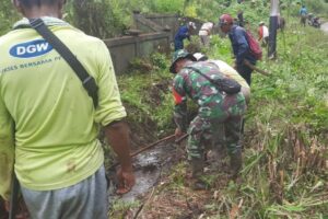 Perbersihan Lingkungan Sasaran Karya Bakti Koramil 1002-01/Batang Alai Selatan