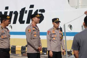 Wakapolres Kotabaru Ikut Melaksanakan Pengecekan Pendistribusian Pemilu Di Kotabaru Kalsel