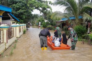 Koramil 05/Pandawan Evakuasi Warga Desa Jaranih Kegiatan Posyandu di Tengah Banjir