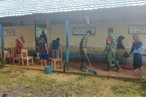 Pasca Banjir, Koramil 1002-06/Barabai Bersihkan SDN 3 Mandingin