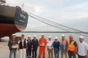 Pelindo Group Belawan Serahkan Apresiasi First Call Vessel 2024.