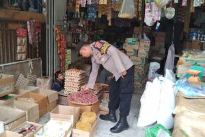 Personel Polsek Samudera Patroli Rutin Cek Persediaan Sembako di Pasar Keude Geudong