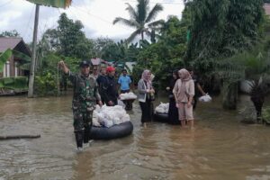Koramil 1002-05/Pandawan Bantu Distribusi  Sembako Bagi Warga Terdampak Banjir