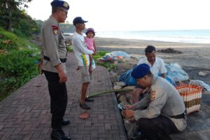 Polairud Polres Tabanan Rutin Lakukan Patroli Pesisir di DTW Berikan Pantauan dan Himbauan