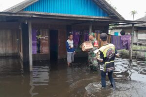 Ringankan Beban Warga Terdampak Banjir, Koramil 05/Pandawan Bersama BPK Simpati Bagikan Bahan Makanan
