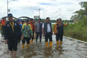 Komandan Kodim 1005 Marabahan meninjau langsung ke daerah Kecamatan Kuripan, Kabupaten Barito Kuala yang terkena banjir.