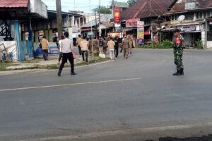 Personel Kodim 1002/HST Pendampingan Penertiban APK Yang Dipasang Tidak Sesuai Aturan