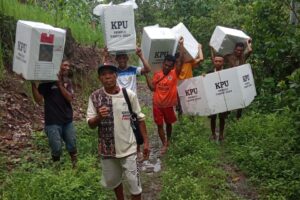 Demi Menyukseskan Pemilihan Umum (Pemilu) Warga KPPS 04 Wae Lawas, Desa Golo Mangung Rela Memikul Kotak Suara Sejauh 4 Kilo Meter