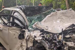 Mobil Honda HR-V menabrak Bis kuning UI di hutan UI Kota Depok
