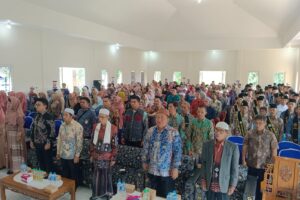 Penyerahan hadiah Umroh Gratis dr PT Tanur, diserahkan oleh KH Mukri Yunus kepada Santri Teladan