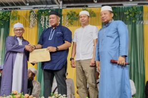 Penyerahan Badan Hukum Koperasi dari Dinas Kop dan UKM Prop Kalsel kepada Ponpes RMA