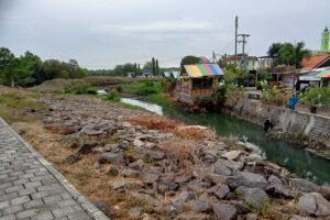 Pantai boom….!!! Dinas Pengairan Banyuwangi Tutup Mata dan Membiarkan Bangunan Liar Diduga  Milik ASN di Dalam Sungai Pantai Marina Boom . Ada apa …..?