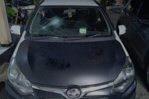 Miris !! Intimidasi Wartawan Kini Kembali Terjadi, Oknum TNI yang Diduga Nyambi Jadi Beking Mafia Solar Ilegal Tebas Kaca Mobil Hingga Pecah